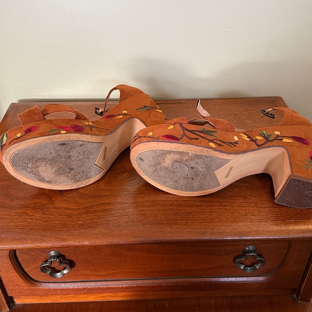 Embroidered Tan Platform Sandals - Picture 3 of 3